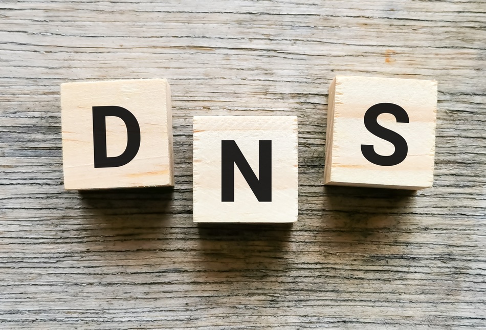 Tres dados con las letras D, N y S para ilustrar el post sobre las DNS.